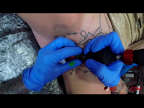 ❤️ Extrem tattooed Hottie Sully Savage krut en Tattoo op hirem Klitoris Qualitéit Sex op Porno lb.bassaniluigi.ru ❌️