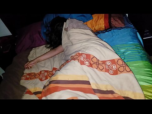❤️ Stiefson beréiert seng jonk Stéifmamm wärend hatt schléift. Qualitéit Sex op Porno lb.bassaniluigi.ru ❌️